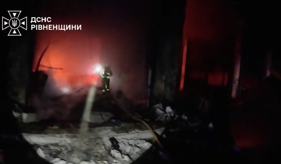На Дубенщині рятувальники ліквідували пожежу на підприємстві з виготовлення пінополістиролу
