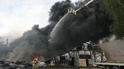 На Дубенщині знову спалахнув завод з виробництва пінопласту