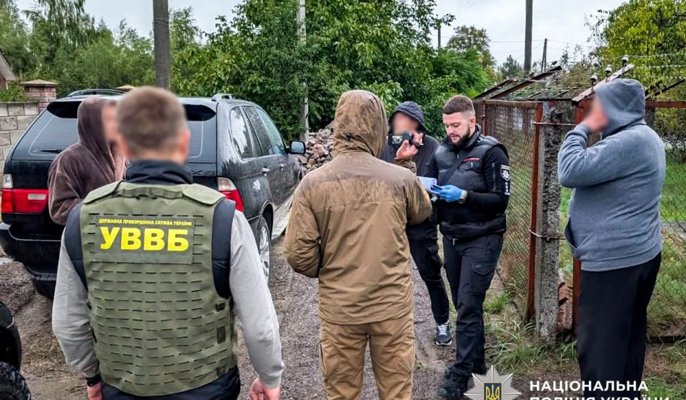 На Рівненщині затримали 27-річного організатора, який вимагав 24 тисячі доларів за переправлення через кордон