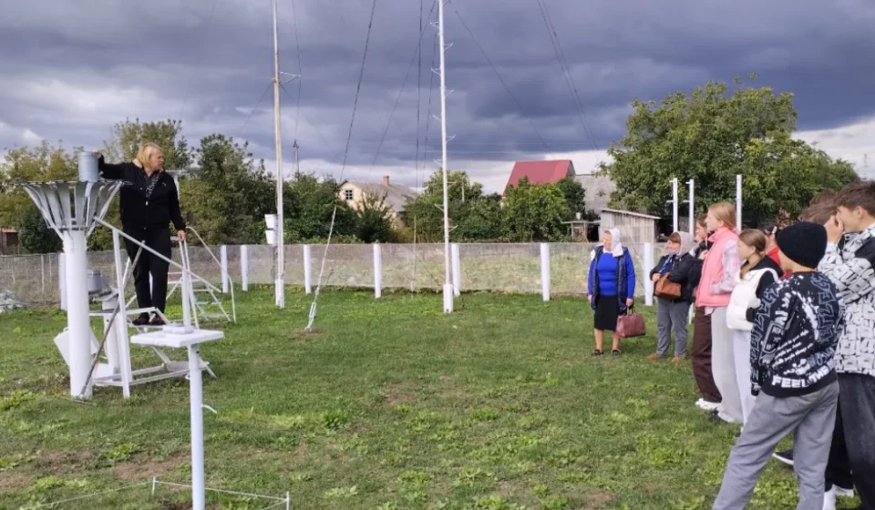 Повчанські ліцеїсти дослідили, як створюють прогнози погоди під час візиту на метеостанцію у Дубні