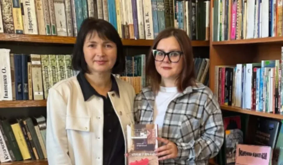 У Демидівці фонд бібліотеки поповнили новими книгами від місцевих читачів