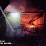 У Рівненській області в пожежі в автогаражі згорів легковик і постраждало 5 тонн зерна