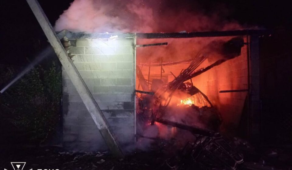 У Рівненській області в пожежі в автогаражі згорів легковик і постраждало 5 тонн зерна