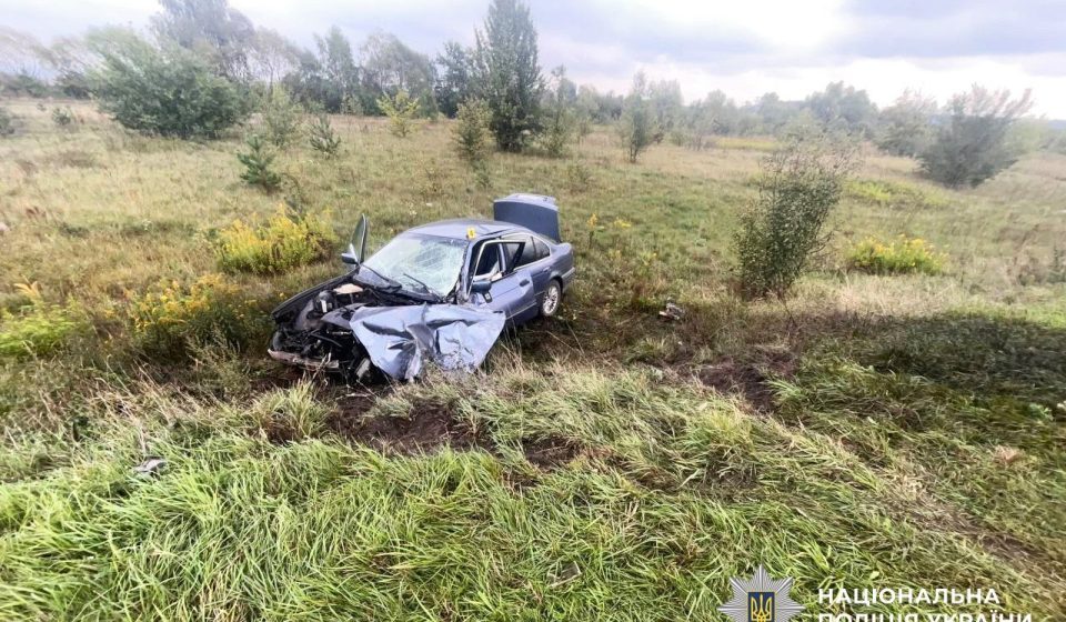У Рівненській області водій BMW отримав серйозні травми в ДТП