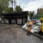 У Рівному біля контейнерів знайшли покинуті старі меблі і будівельне сміття