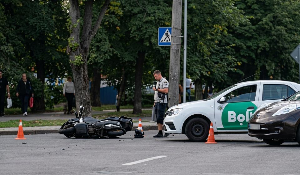 У Рівному трапилася аварія за участю мотоцикліста та таксі