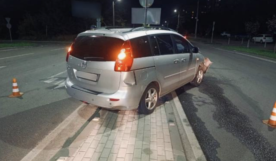 У Рівному вночі пʼяний водій Mazda зіткнувся з відбійником