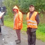 У Здолбунові комунальники відремонтували ями на дорозі під час дощу
