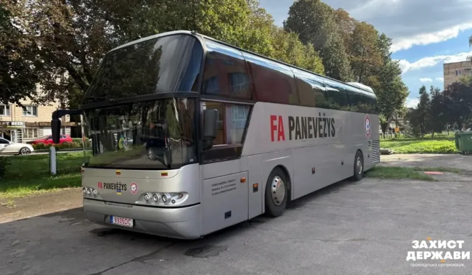 Військовим 77-ї бригади на Рівненщині вручили автобус Neoplan