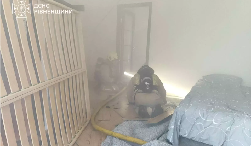 Вогонь спалахнув у житловому будинку в Рівному