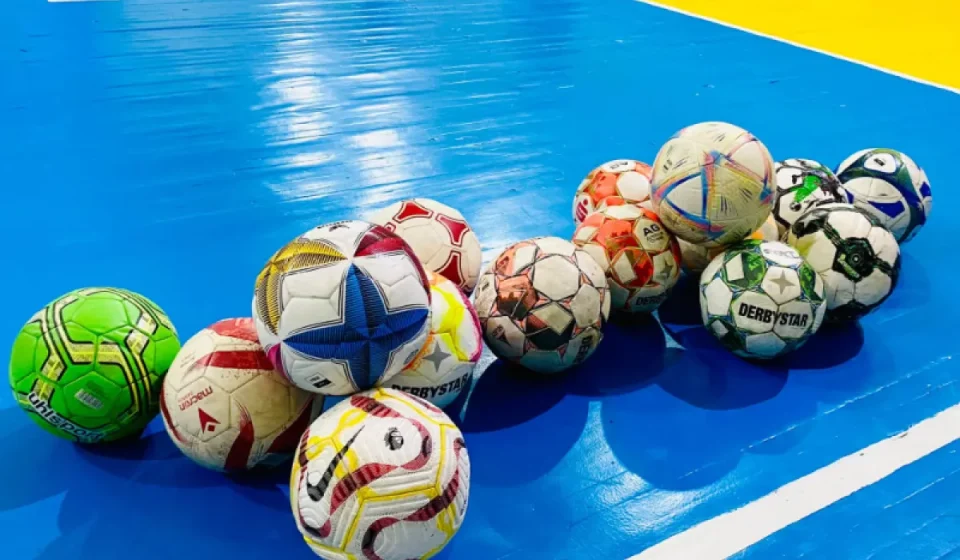Випускники з Німеччини подарували Корецькій ДЮСШ футбольні м’ячі