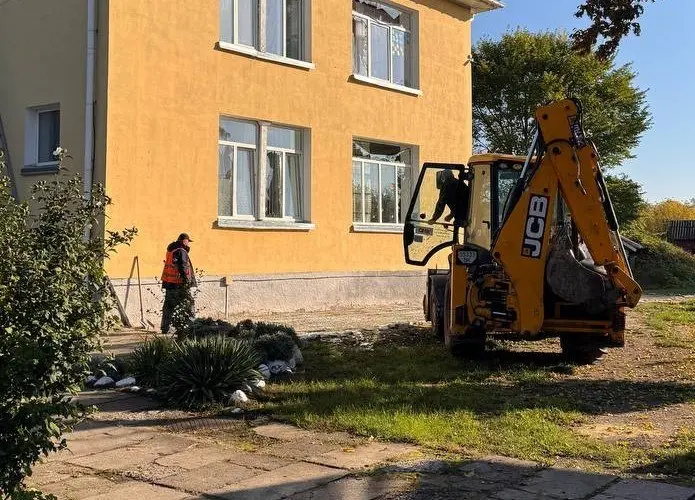 У Здолбунові ліквідовують наслідки прильоту: окрім будинків постраждали ліцей та садочок