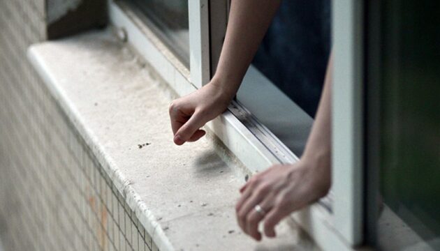 Трагічний випадок на Грушевського: поліція Рівного розслідує загибель пенсіонерки