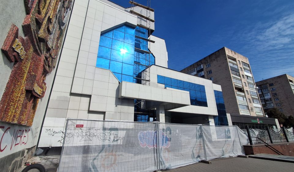 Чи нарешті відремонтують «Скляний будинок» в самому серці Рівного?