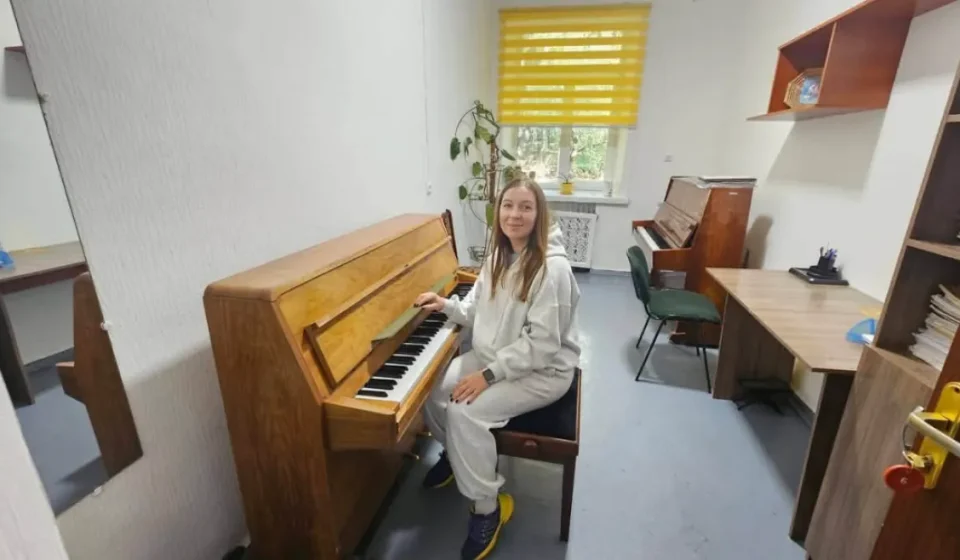 Гощанська школа мистецтв отримала два грандіозних фортепіано від благодійників