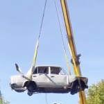 Мунвартів кран демонтував застарілий автомобіль на вулицях Рівного
