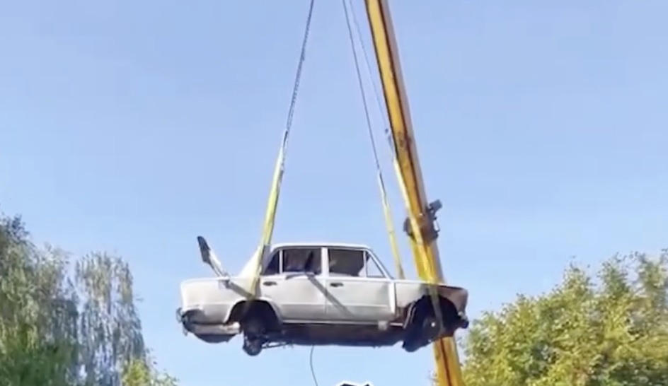 Мунвартів кран демонтував застарілий автомобіль на вулицях Рівного