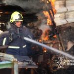 На Рівненщині спалахнули будівлі з деревиною, до ліквідації вогню залучили майже 30 рятувальників