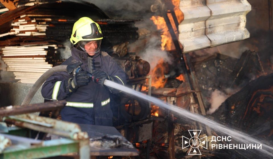 На Рівненщині спалахнули будівлі з деревиною, до ліквідації вогню залучили майже 30 рятувальників