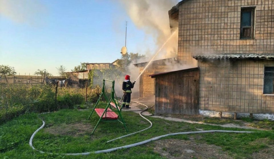На Рівненщині трапилася пожежа у багатоквартирному будинку – відомі подробиці