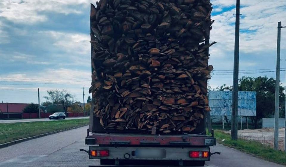 На Рівненщині зупинили вантажівку через надто велику висоту