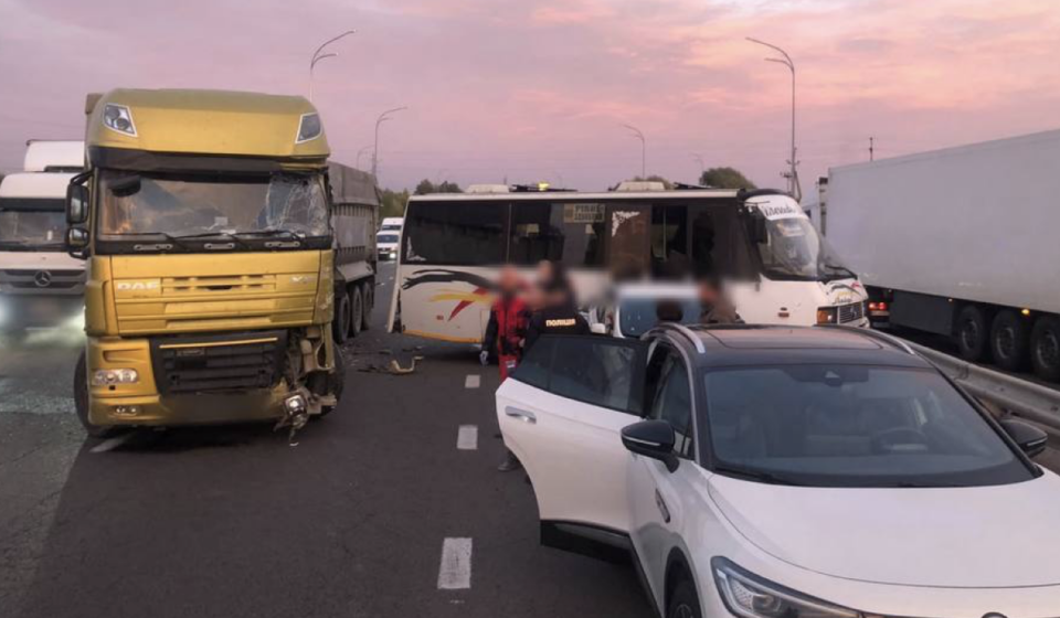 Поблизу Рівного сталася ДТП за участі п’яти автомобілів, рух у напрямку Львова ускладнено