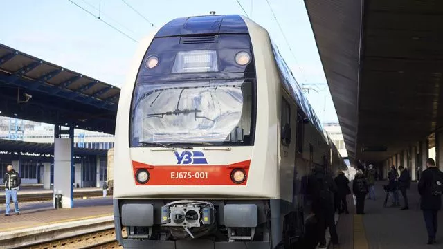 Поїзд Здолбунів – Львів прибуде із запізненням на 25 хвилин