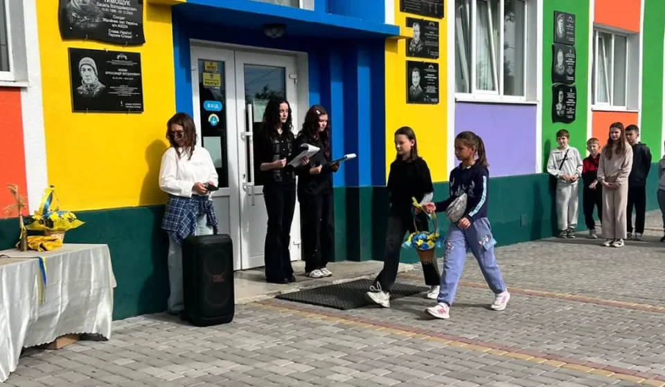 У Дубенському ліцеї №3 встановили меморіальну дошку на честь загиблого захисника Олександра Юзюка