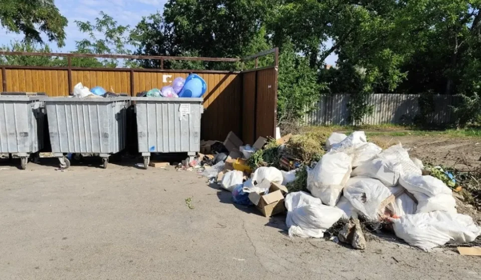 У Дубні посилюють нагляд за чистотою поблизу контейнерних майданчиків
