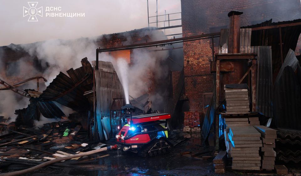 У Рівненській області горів деревообробний цех, для ліквідації пожежі залучили тактичного робота