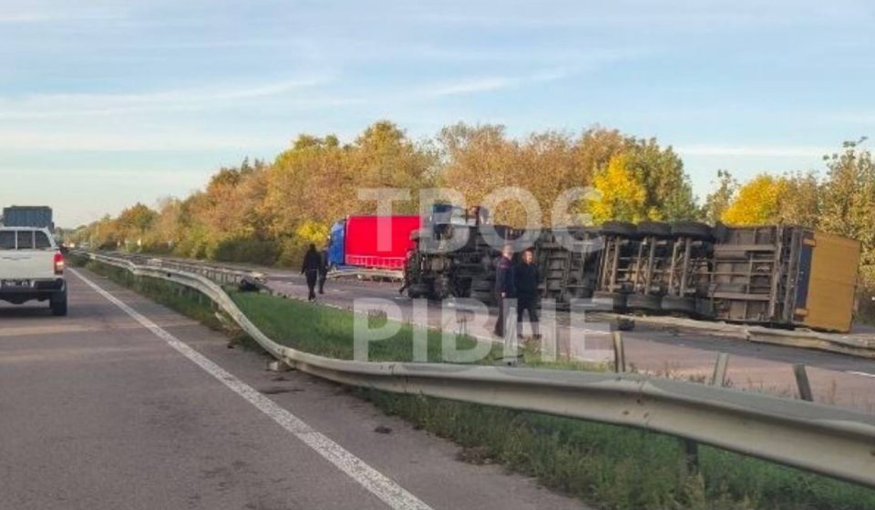 У Рівненській області сталася перекидання вантажного автомобіля - Рівне Вечірнє