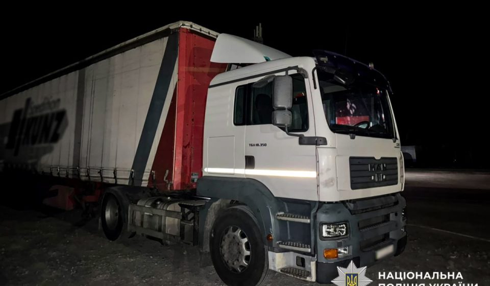 У Рівненській області затримали водія вантажівки, який скоїв наїзд на велосипедиста і зник з місця ДТП