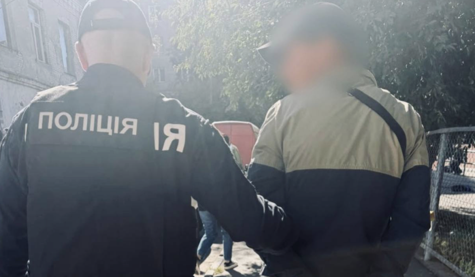 У Рівному біля школи затримали пʼяного чоловіка з ножем у кишені