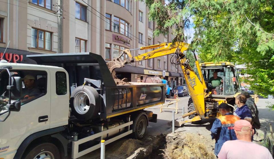У Рівному через аварію на водопроводі кілька будинків залишилися без водопостачання