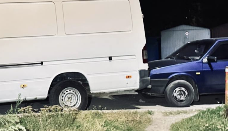У Рівному нетверезий водій ВАЗ зіткнувся з припаркованим Mercedes