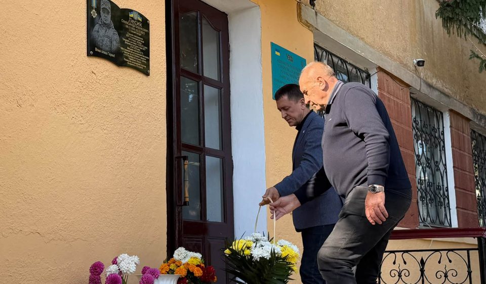 У Сарнах встановили меморіальну дошку на честь залізничника та воїна Олександра Лесика