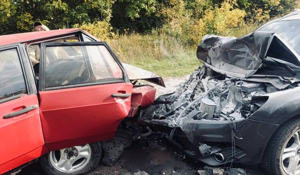 Водій ВАЗу зіткнувся з двома автівками на зустрічній смузі на Рівненщині