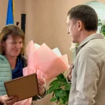 «За кожним воїном стоїть людина, яка його чекає»: у Сарнах вручили подяку дружині військового від ЗСУ