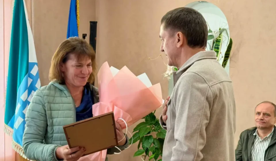 «За кожним воїном стоїть людина, яка його чекає»: у Сарнах вручили подяку дружині військового від ЗСУ